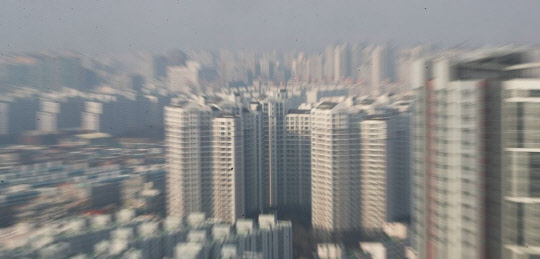 정부가 집값을 잡겠다며 내놓은 규제 대책이 역효과를 내며 서울은 물론이고 인접 경기권으로의 전세 시장을 크게 과열시켰다. 사진은 경기도 수원 시내 아파트 단지 모습. <연합뉴스>